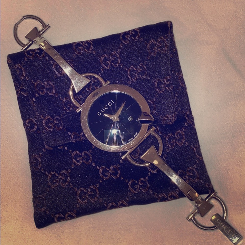 Gucci watch with dust pouch